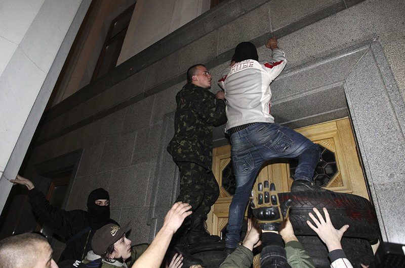 Боевики Правого сектора пытались проникнуть в здание парламента