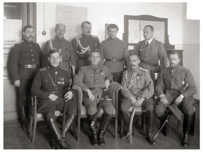 17 февраля 1919 год, Екатеринбург. В центре в первом ряду – Александр Колчак. 