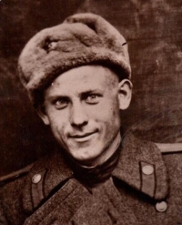 Владимир Голованов в армию ушёл в 17 лет добровольцем.