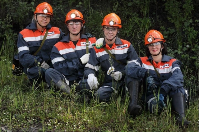 Женская половина династии Смирновых: Елена Голбан (вторая справа)  работает главным специалистом по социальным и хозяйственным вопросам шахты «Алардинская».