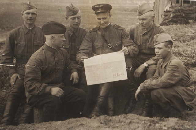 Третий слева - Константин с боевыми товарищами 98-й стрелковой дивизии. Май 1943 г.