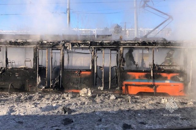 Трамвай дотла сгорел в депо.