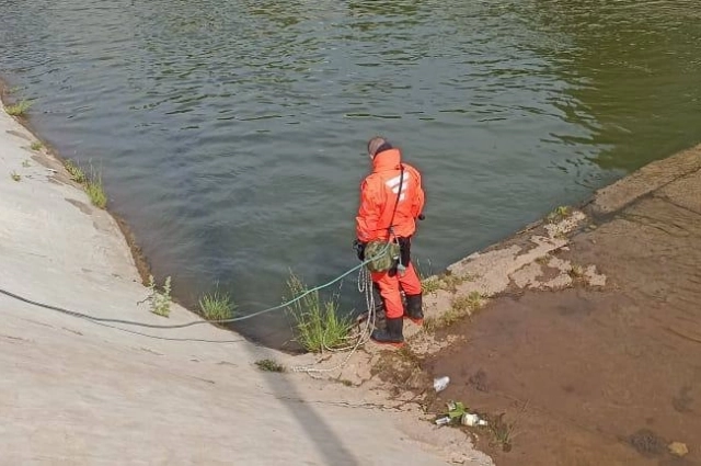 Из водоёма тело 12-летнего ребёнка доставали спасатели.