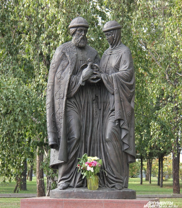 Памятник Петру и Февронии в Иркутске.