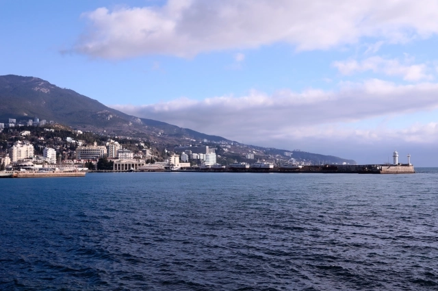 С детьми россияне активно едут в Крым и Сочи, где есть возможности для пляжного и активного отдыха