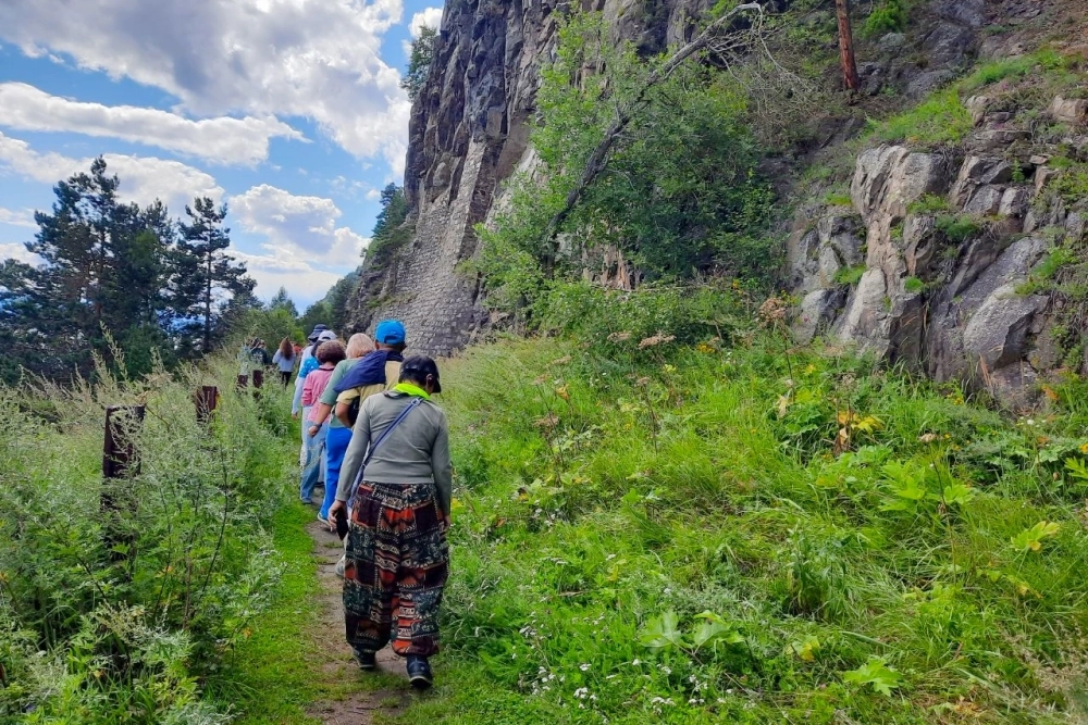 Байкал привлекает много туристов, но справляется ли природа с их наплывом?