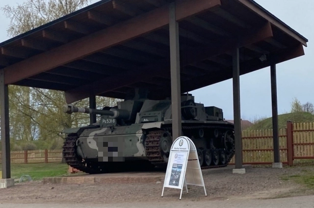 Немецкая самоходка Stu G Ps 531-8 с финской свастикой рядом со зданием музея Школы офицеров резерва (RUK). Финская свастика (Хакаристи) отличается от нацистской.