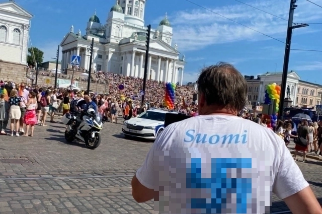 Участник митинга на Сенатской площади в Хельсинки.