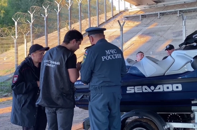 Сотрудники СК и МЧС на месте происшествия.