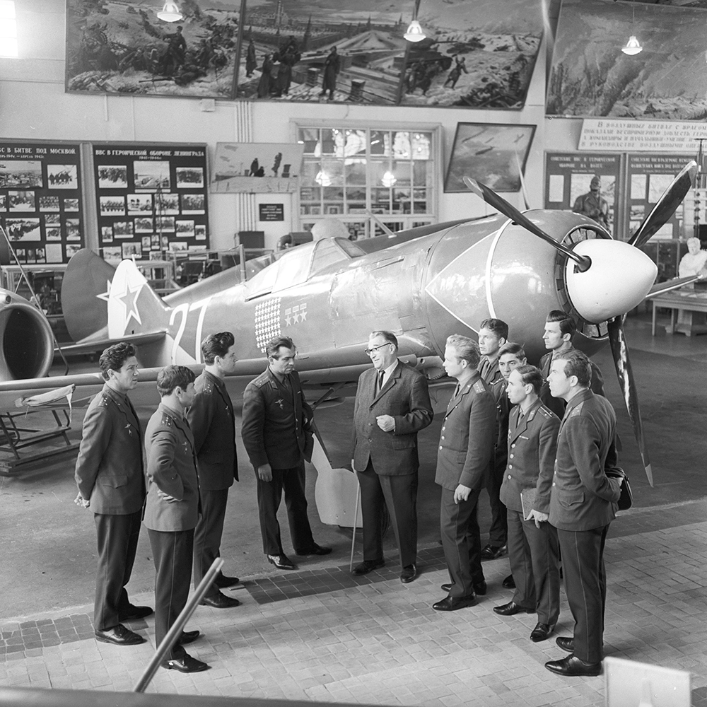 Музей-выставка авиационной техники при Военно-воздушной академии имени Ю. А. Гагарина. Генерал-майор в отставке Михаил Васильевич Шишкин рассказывает о боевом пути трижды Героя Советского Союза Ивана Никитича Кожедуба у его самолета «Ла-7». Монино, 1968 год.