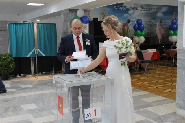 Молодожёны голосовали сразу после ЗАГСа.