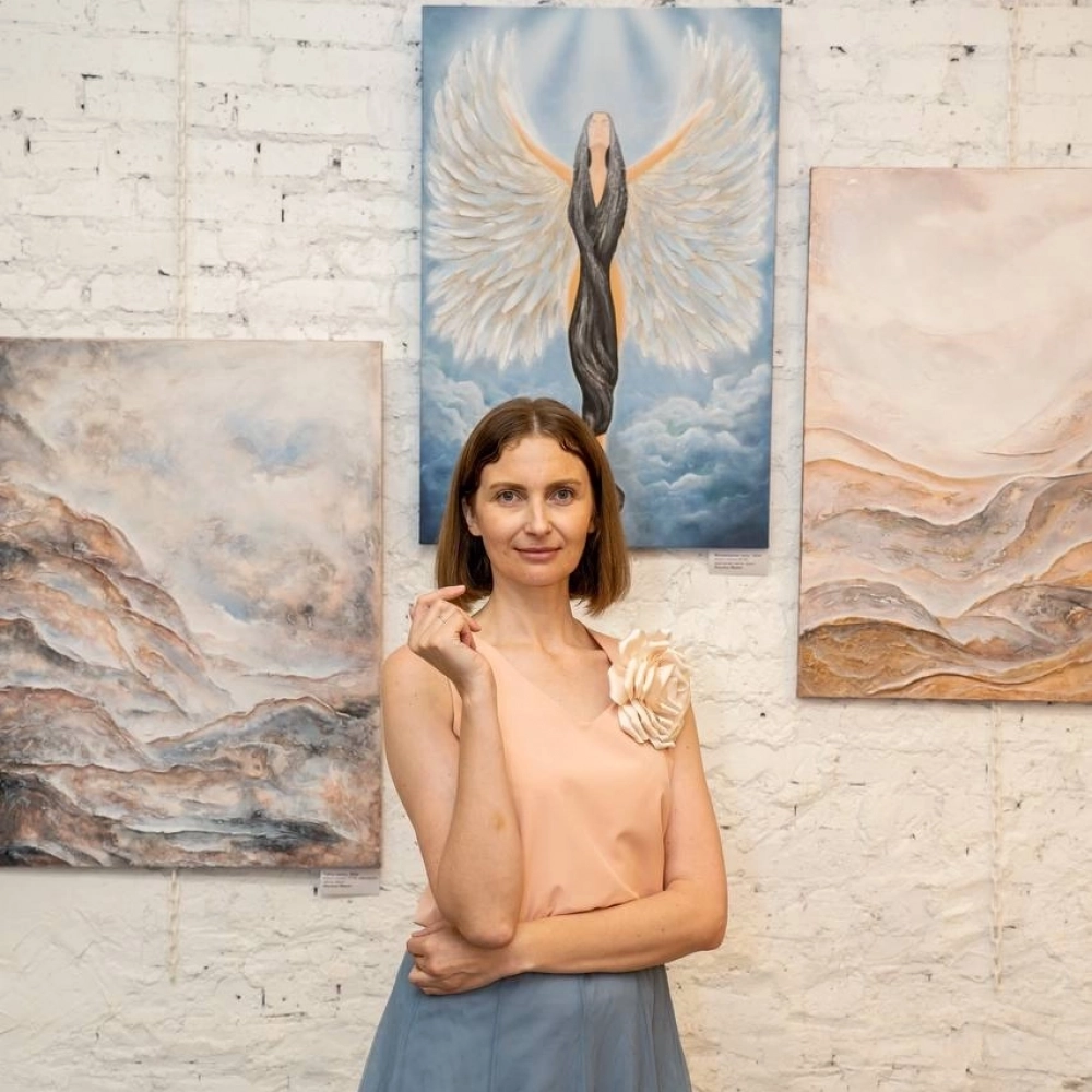 Мария со своими работами.