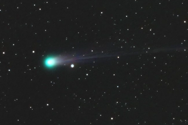 Чтобы сделать снимок кометы, нужно уехать подальше от городской засветки.