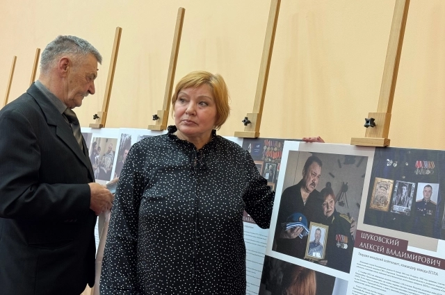 Каждому участнику выставки вручили памятную флешку с материалами из архива: документами о боевом пути героев, сборником, в котором собраны сведения обо всех 42 семьях.