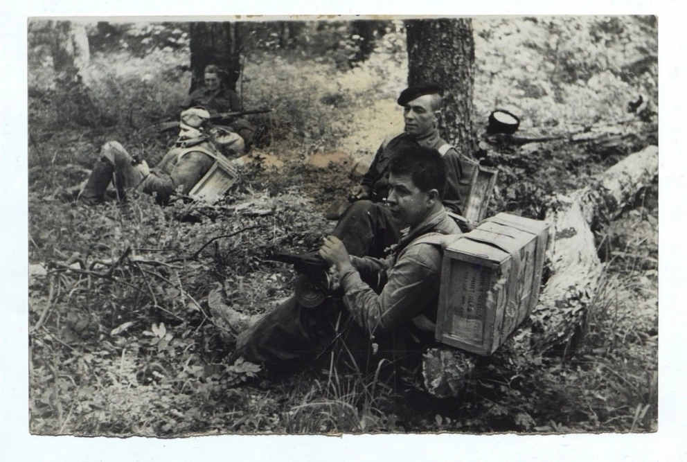 Крымские партизаны перед выходом на задание.