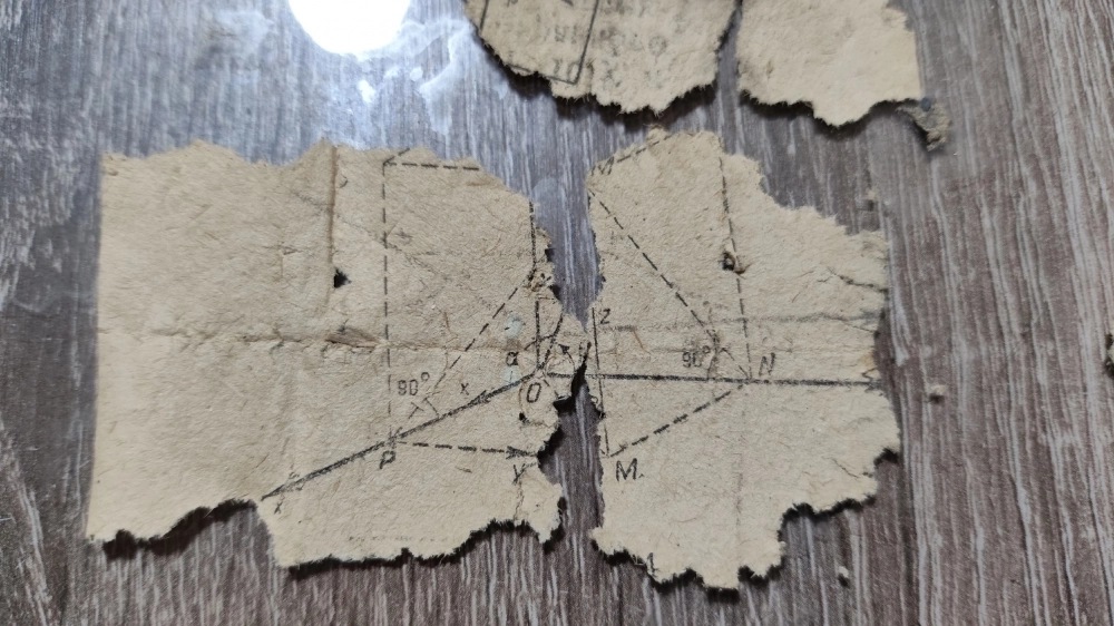 Предположительно бумага в гильзе хранилась для изготовления самокруток.