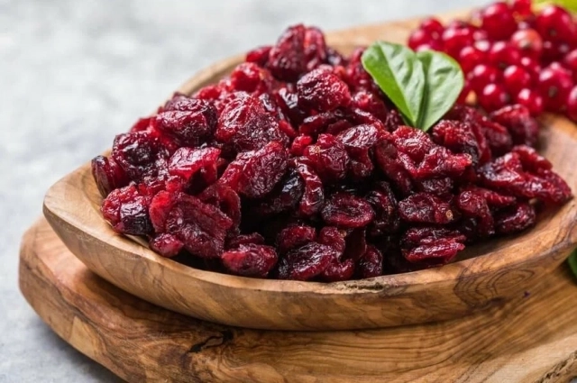 Вяленые ягоды замочите в апельсиновом соке или алкоголе.