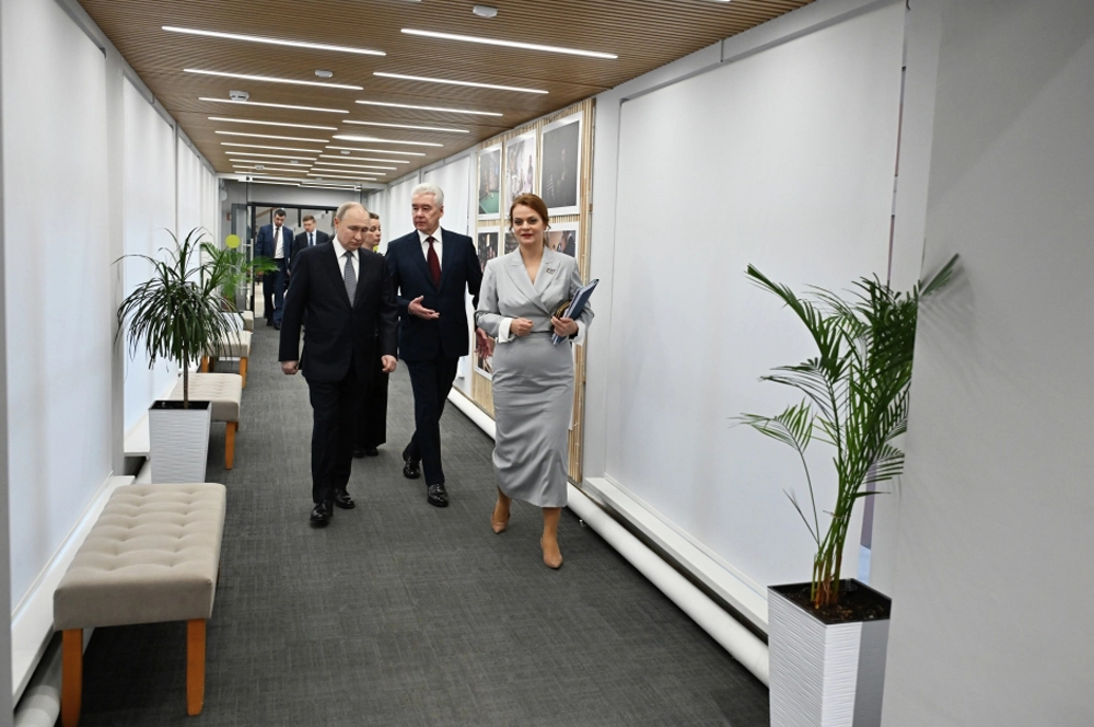 Президент Владимир Путин, мэр Москвы Сергей Собянин (в центре) и заместитель министра обороны РФ, председатель фонда 