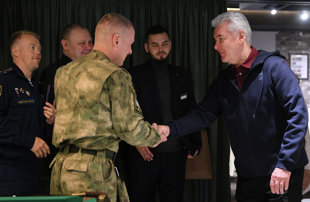 Мэр Москвы Сергей Собянин (справа) общается с посетителями нового второго корпуса Единого центра поддержки участников СВО и их семей в Москве.