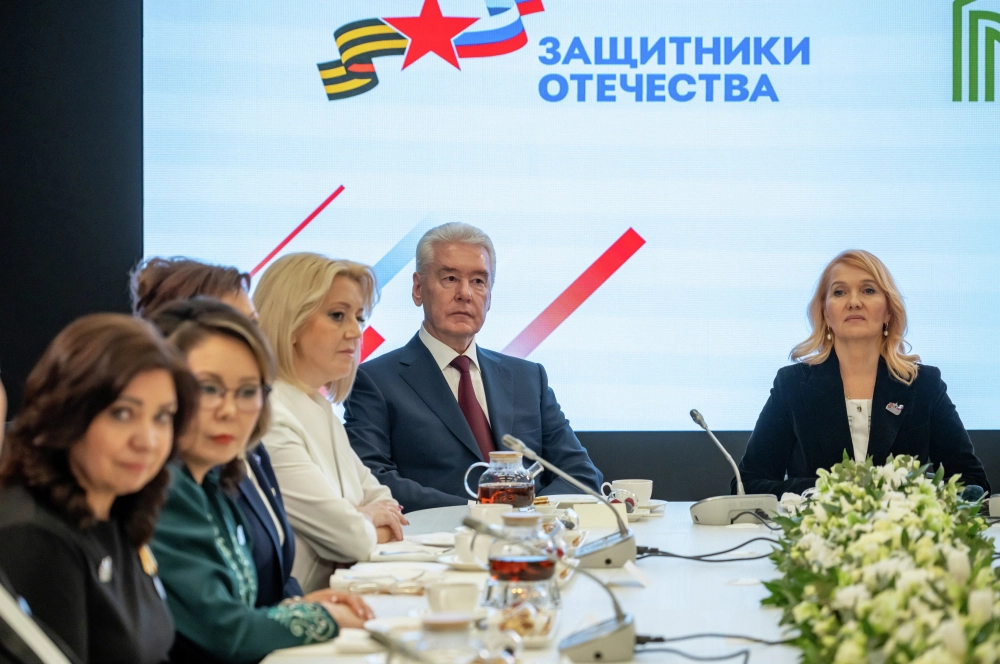 Мэр Москвы Сергей Собянин на&nbsp;встрече с&nbsp;сотрудницами и&nbsp;подопечными фонда поддержки участников СВО «Защитники Отечества» в&nbsp;Едином центре поддержки участников СВО и членов их семей.