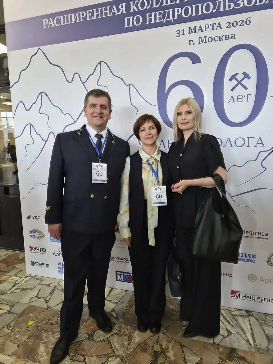 С руковолителем департамента по недропользованию Викторией Коломенской и начальницей отдела геологии и лицензирования Волгоградской области Еленой Цыбанёвой
