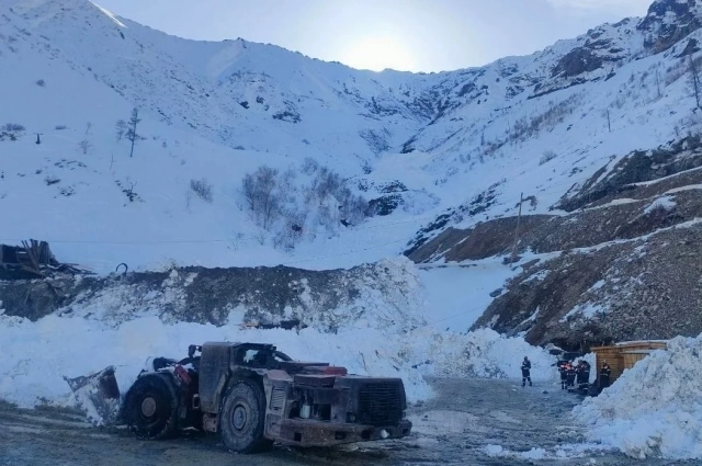 На месте трагедии проводятся поисково-спасательные работы