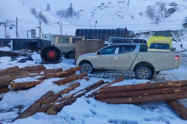 Из под снега смогли выбраться трое мужчин