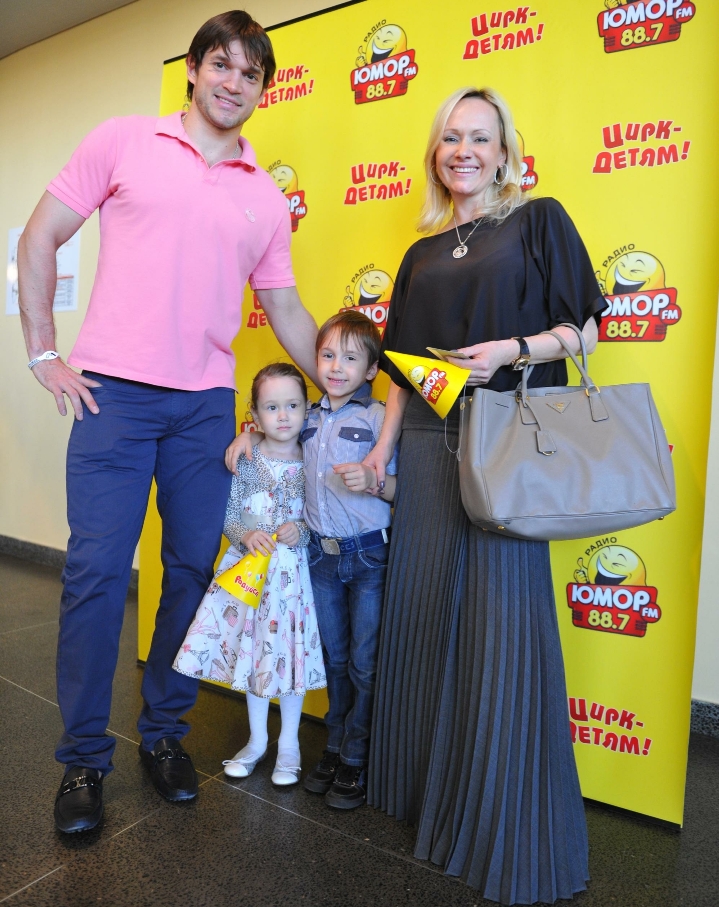 Мария Бутырская с мужем и детьми