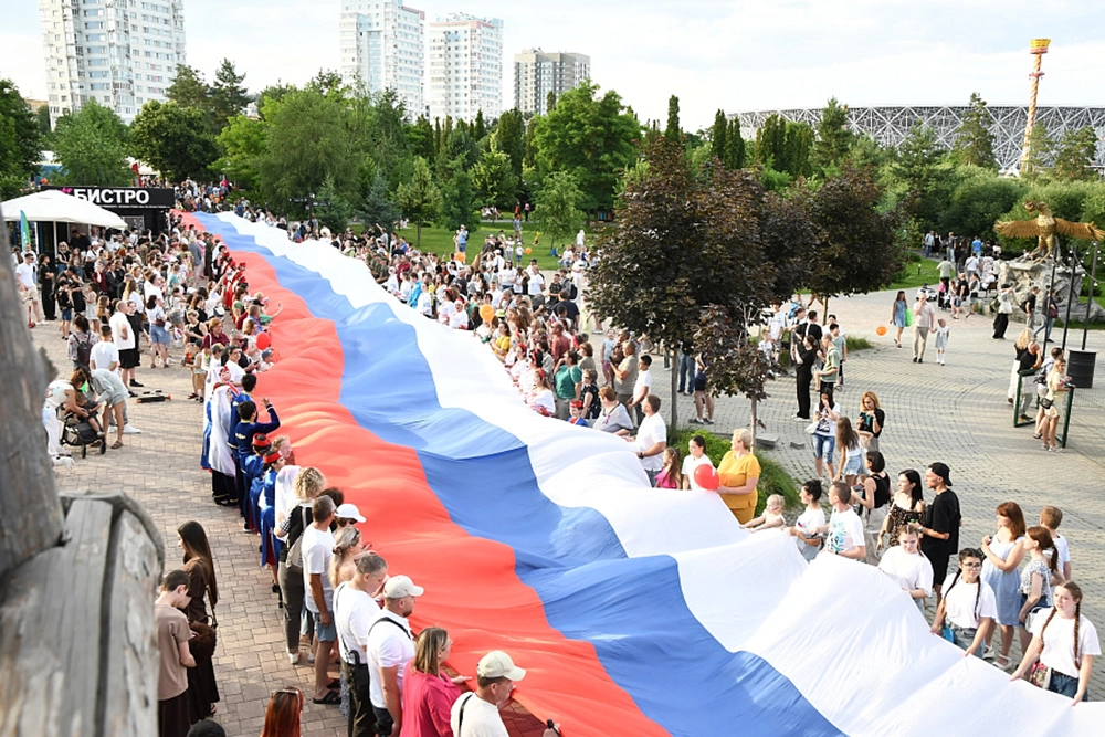 Стометровый триколор является украшением всех больших праздников в Волгограде.