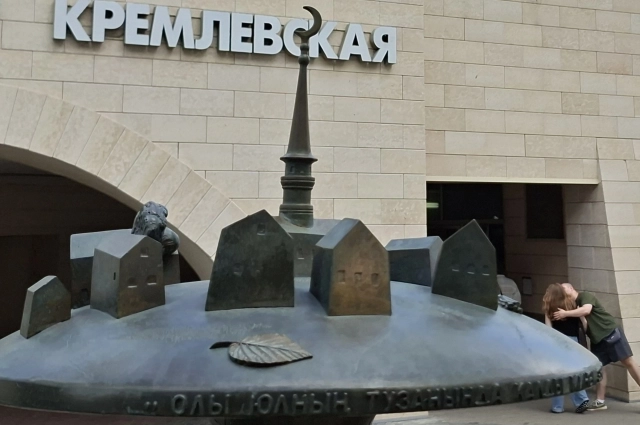 бронзовый скакун несёт на своей спине миниатюрную татарскую деревню с мечетью.