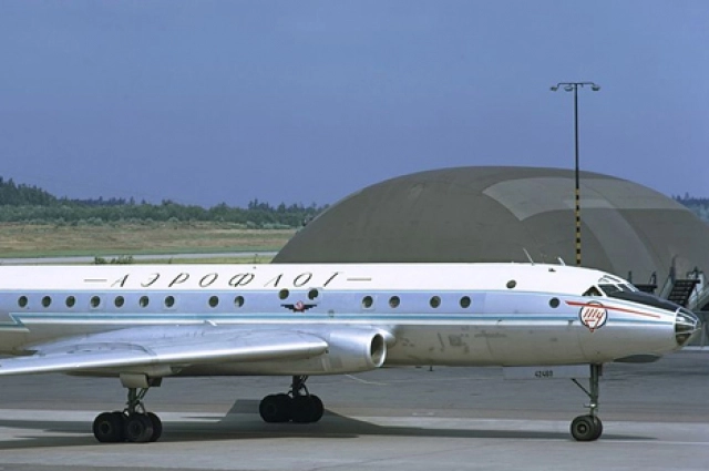 Самолёт Ту-104Б готовится к посадке
