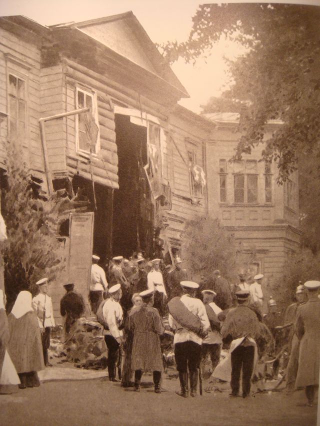 Вид на фасад дачи Столыпина после взрыва.