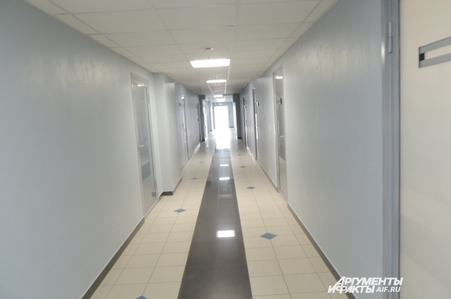 Вдоль этого коридора расположены однотипные кабинеты, в которых проводят различные процедуры.