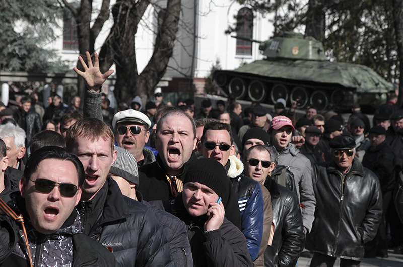Протестующие против новых властей Украины в Крыму