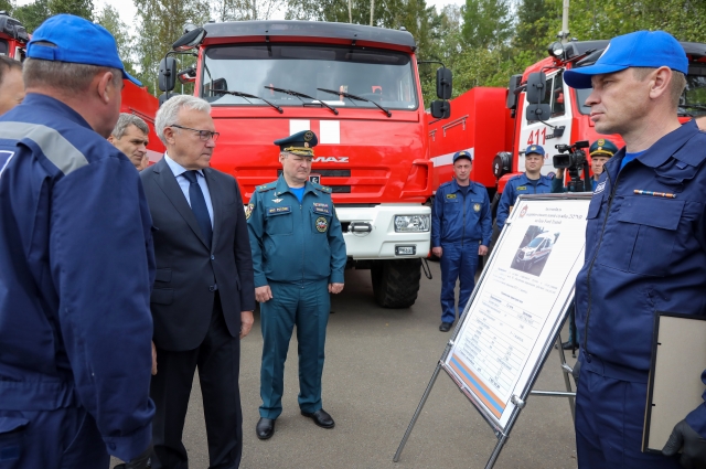 Ключи от спецтехники вручил губернатор Александр Усс.