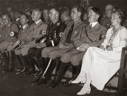Справа налево: Гертруда Шольц-Клинк, Адольф Гитлер, Рудольф Гесс, Генрих Гиммлер, Вильгельм Фрик, Йозеф Геббельс, Мартин Борман