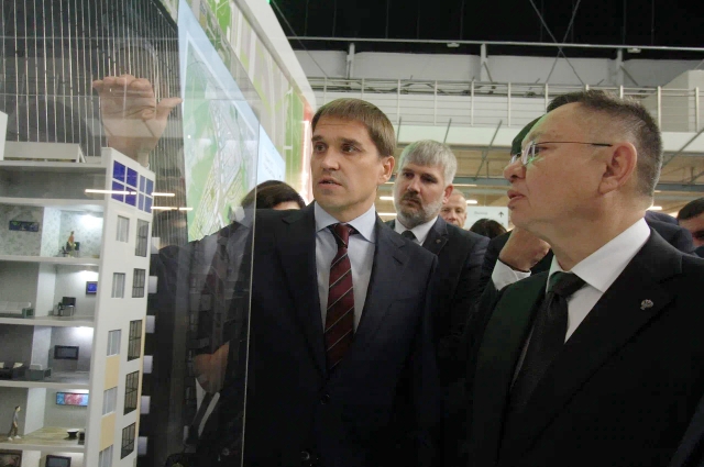 Станислав Киселёв показал стенд компании министру строительства РФ Иреку Файзуллину.