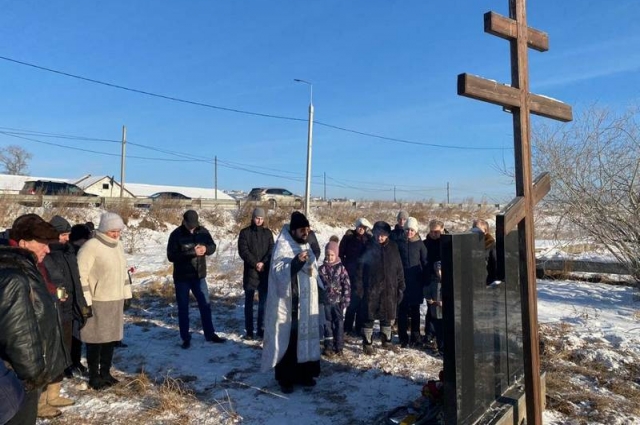 Ежегодно в день памяти приезжают родственники и близкие погибших, несут цветы и свечи, посещают храм.