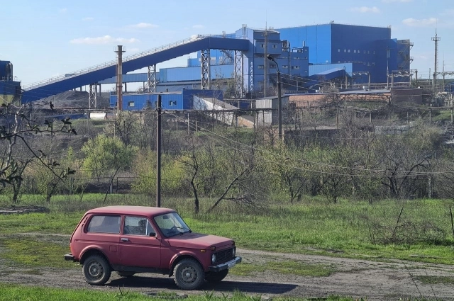 Не всякая легковушка сможет проехать по дороге на шахту.