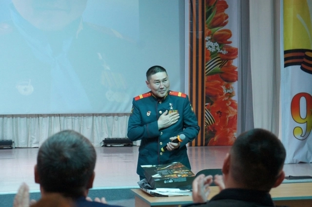 14 мая в доме культуры «Гэсэр» Нукутского района состоялась встреча с Героем России Сергеем Степановым.
