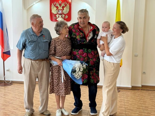 Садальский поздравляет семью Пикаловых.