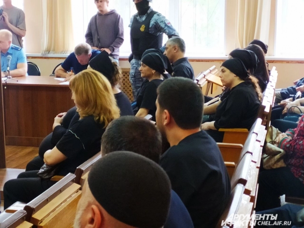 Представителей диаспор рассадили в разные части зала.