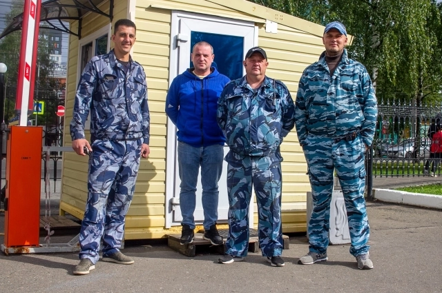 Один из охранников отнёс девочку прямо к врачам.