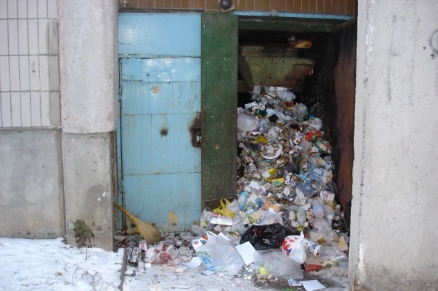 Двери мусороприёмника выбивало от большого количества отходов.&nbsp;