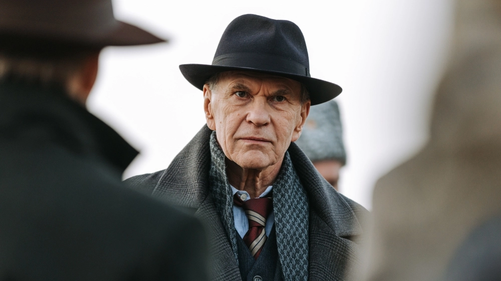 Алексей Гуськов играет энкавэдэшника, курирующего урановый проект, он же — один из генпродюсеров проекта и голос за кадром.