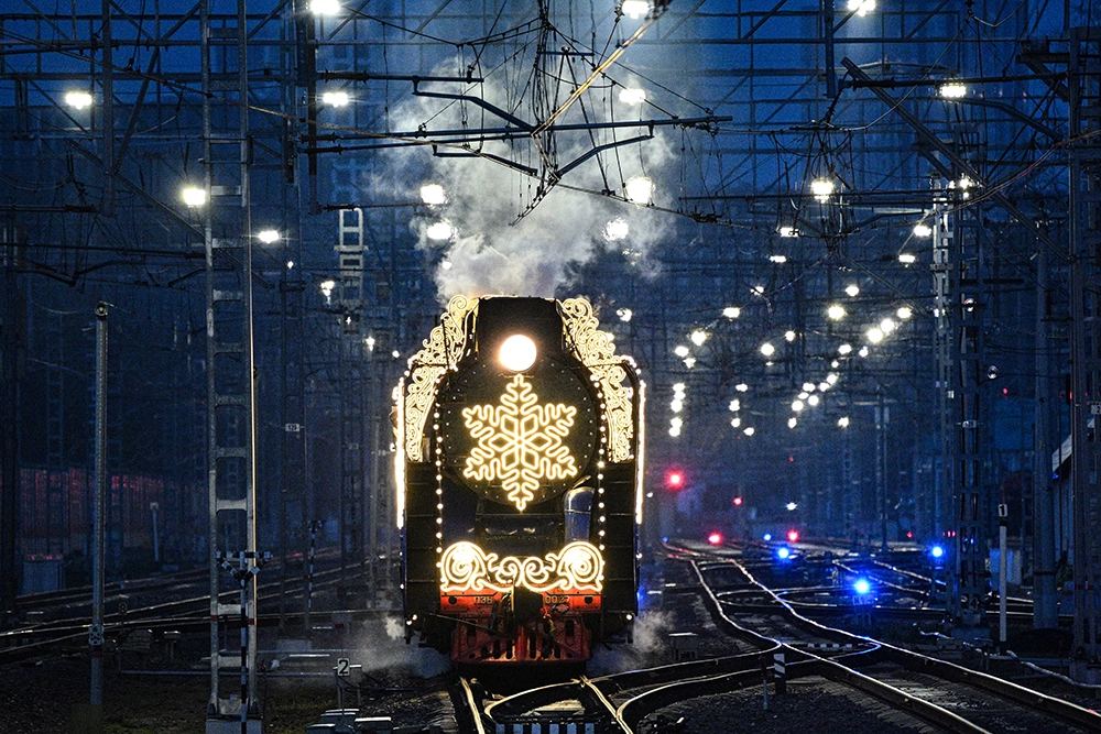 Поезд Деда Мороза на Московском центральном кольце (МЦК). По столице поезд проехал перед отправкой во Владивосток, откуда 19 ноября стартует новогоднее путешествие Деда Мороза по стране.