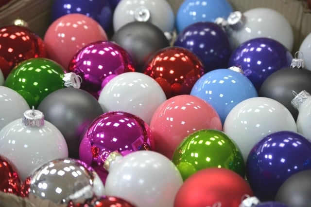 Цех пестрит разнообразием игрушек.