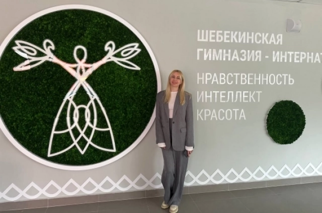 Дарья Катаржнова в фойе обновлённой гимназии.