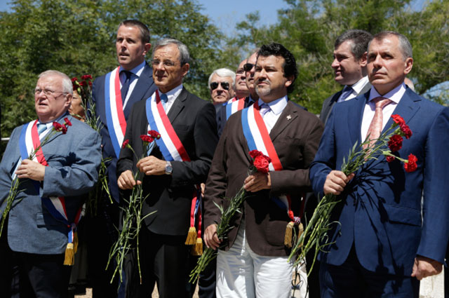 Возложение цветов членами делегации французских парламентариев к мемориалу на Французском воинском кладбище под Севастополем