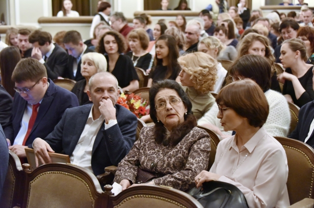 Фарид Бикчантаев пришел на 225-летие Качаловского со своей мамой актрисой Наилей Гараевой - выпускницей театральной студии при театре Качалова. 